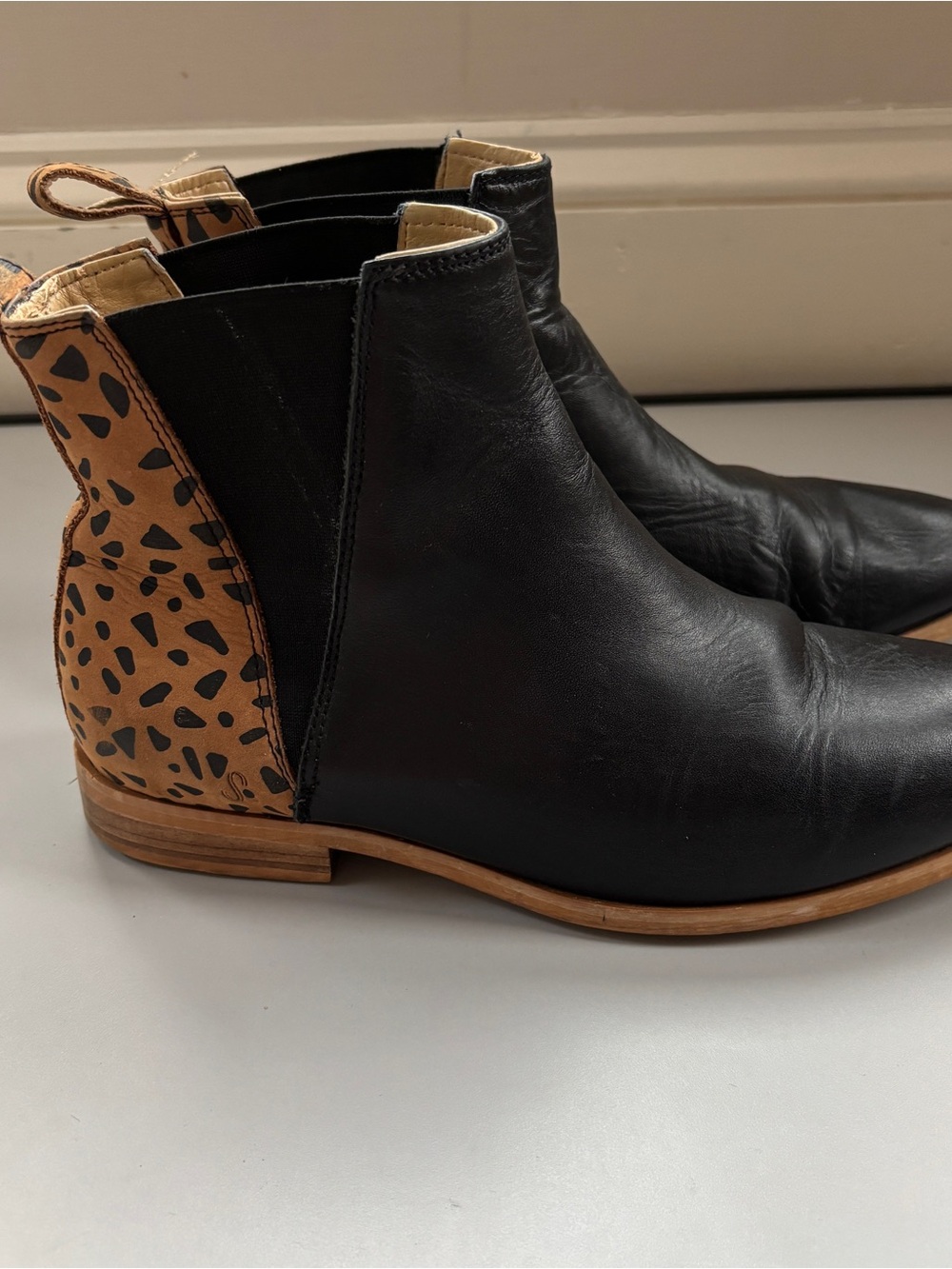 Sseko Chelsea V Boots Black Fauna Leather Animal Print Women’s Size 8 Leopard - Picture 2 of 10